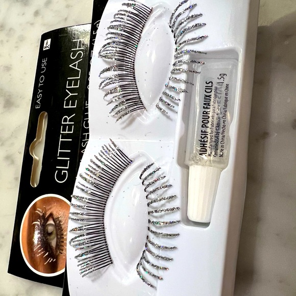FREE 🆓 with Any Two Purchases - Silver Glitter False Eyelashes - Picture 4 of 11